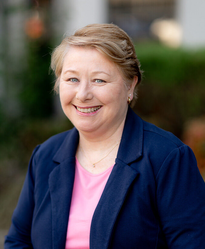 6620-1-profile-img-676x822-Deanna-Derham